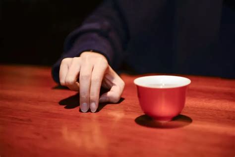 茶ㄐㄧ桌 左手 食指